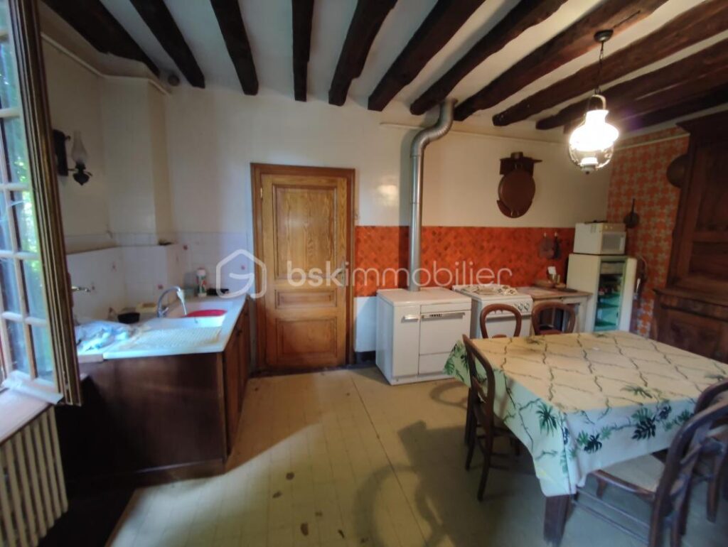 Une propriété comprenant deux habitations, une longère de 100 m² et un logement de 42 m² avec une grange et dépendances, cave sur 3406 m² de parcelle – 5 pièces – 3 chambres – 129 m²