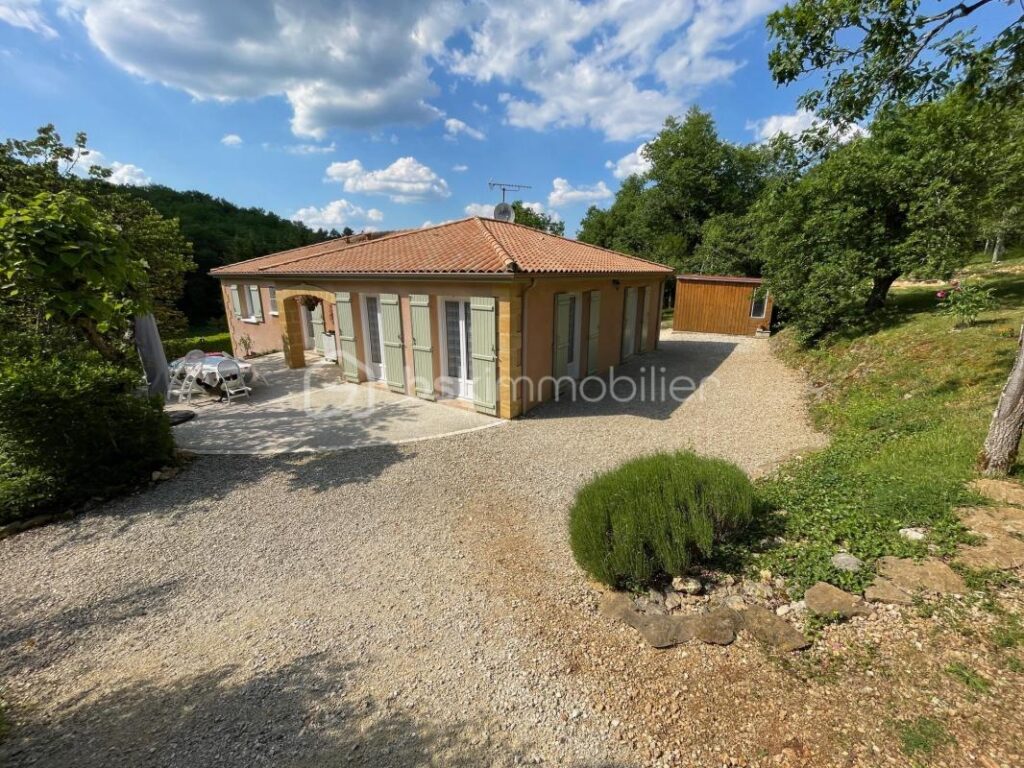 Maison rénovée avec soins sur 3532 m² de terrain non clos – 4 pièces – 3 chambres – 116 m²