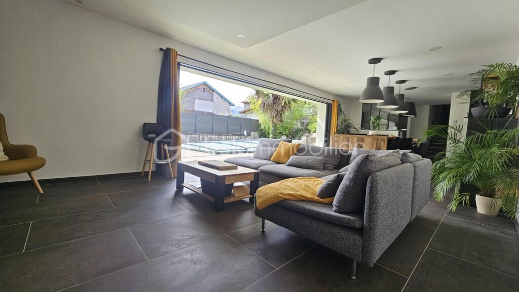 Ancien corps de ferme de 127 m2 entièrement rénové avec piscine – 4 pièces – 3 chambres – 122 m²