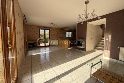 Maison F5 de 151 m² au sol, située sur les hauteurs de Voglans avec Piscine – 6 pièces – 4 chambres – 103 m²