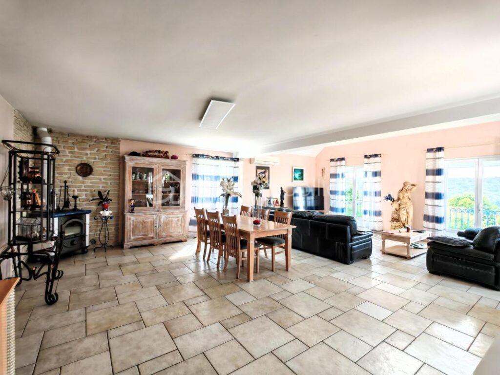 Maison à la vue magique de plain pied, sous-sol total et piscine – 8 pièces – 5 chambres – 269 m²