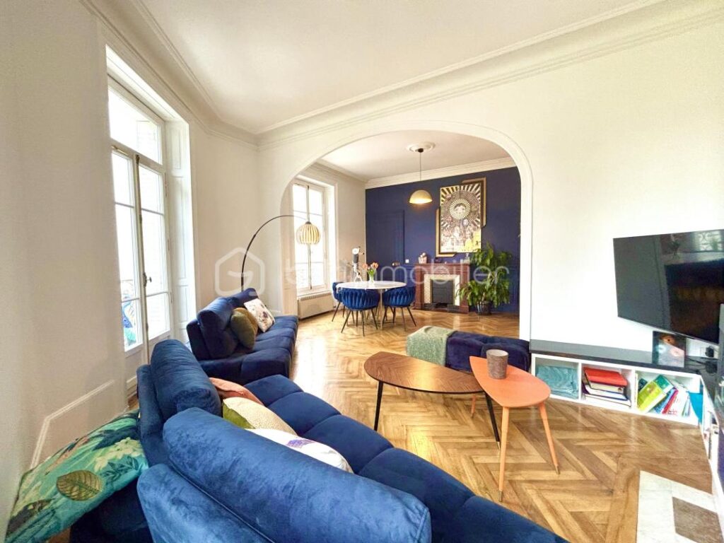 Superbe appartement style haussmannien rénové – 120 m² – 3 chambres et mezzanine – Balcon – Vue dégagée – 4 pièces – 3 chambres – 119 m²