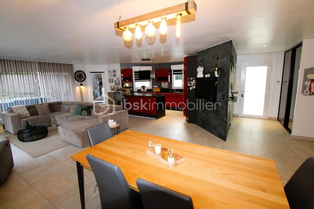 Maison individuelle de 180 M2 sur terrain de 1025 M2 à RECHESY – 5 pièces – 3 chambres – 180 m²