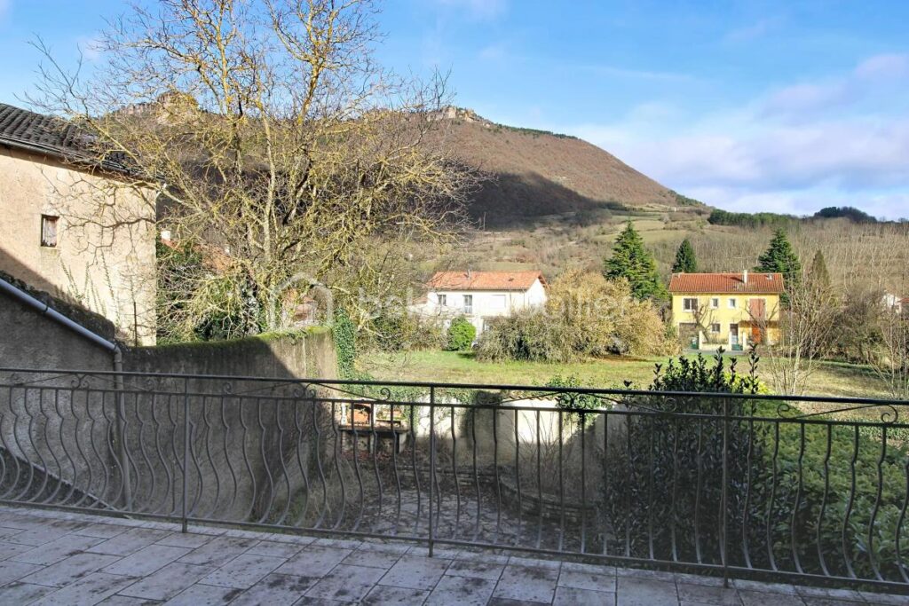 Entre Larzac et Cévennes. Maison de maître d’exception, vallée de la Dourbie NANT – 8 pièces – 3 chambres – 145 m²