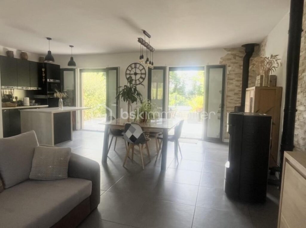 🏡 A 2 KM DE LA GARE , SAINTES RIVE DROITE ❤️Maison de plain pied classée C ! secteur Terrefort terrain de 1880 M2 aucun travaux ! – 5 pièces – 3 chambres – 100 m²