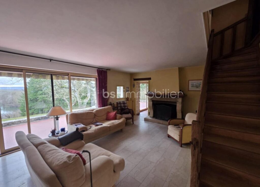 Maison de caractère de 142 m² sur 4 000 m² avec vue panoramique sur l’Yonne – 5 pièces – 4 chambres – 142 m²