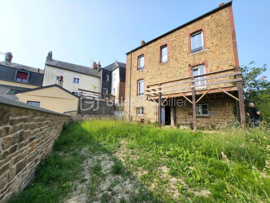 Une maison pleine de vie et de caractère située à Avranches ! – 7 pièces – 4 chambres – 215 m²