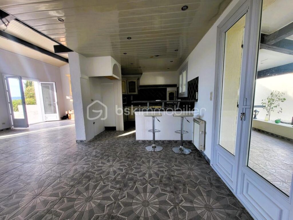 Thézan-Lès-Béziers – Villa 4 faces – piscine – jardin – vue dégagée – 6 pièces – 4 chambres – 157 m²