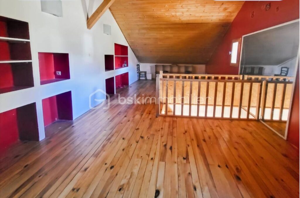 ***Opportunité rare pour investisseurs *-*vaste bâtisse de caractère à Embrun-*** – 40 pièces – NR chambres – 900 m²