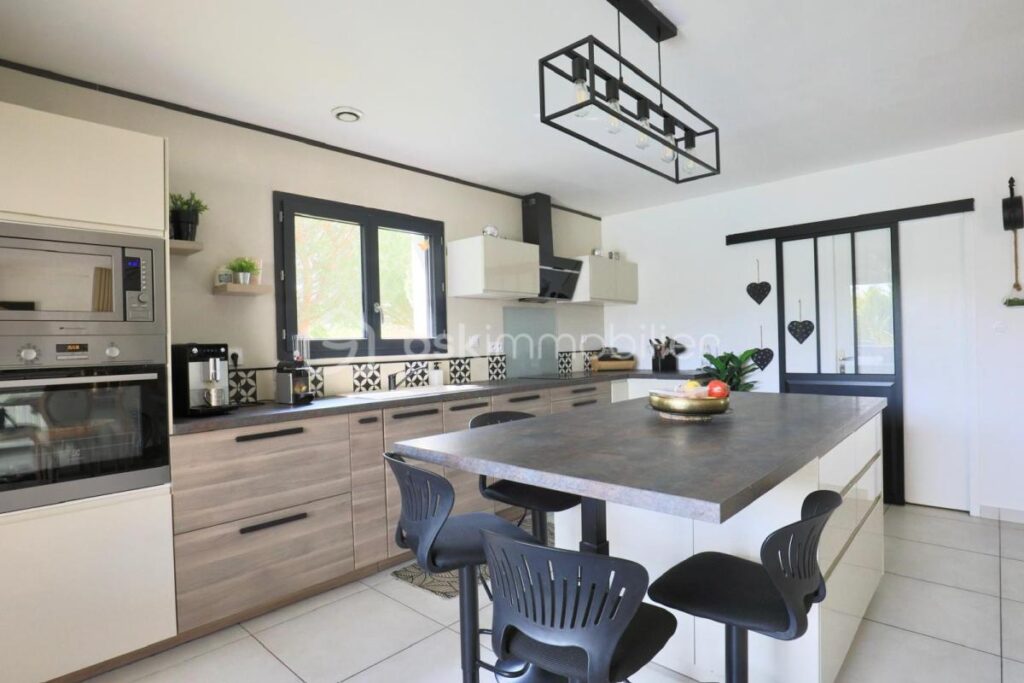 T5 CONTEMPORAINE PISCINE COMMERCES A PIED – 5 pièces – 5 chambres – 144 m²