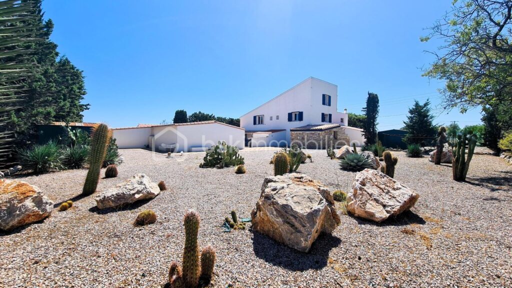 ***Propriété atypique- 299m²- T8- Terrasse- Cour- Garage- Extérieur- Calme- Vue***- Isolé- La Palme*** – 9 pièces – 6 chambres – 299 m²