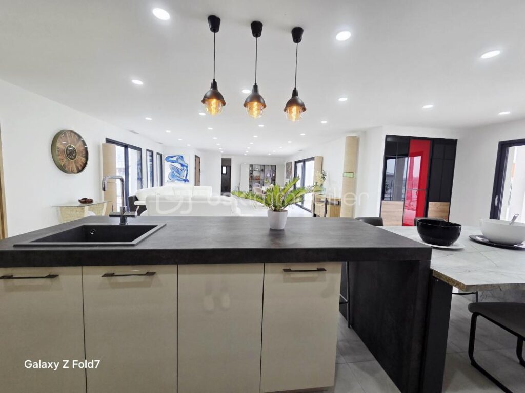 CONTEMPORAINE DE PLAIN PIED FALGUIERES T5 AVEC PISCINE – 5 pièces – 4 chambres – 171 m²