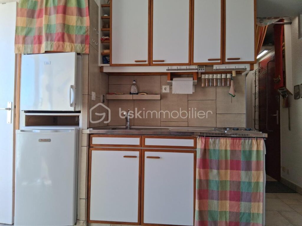 NARBONNE-PLAGE – APPARTEMENT T2 au 2ème étage avec PLACE DE PARKING – BON ETAT à 100m de la plage – Vendu meublé – 2 pièces – 1 chambre – 21 m²