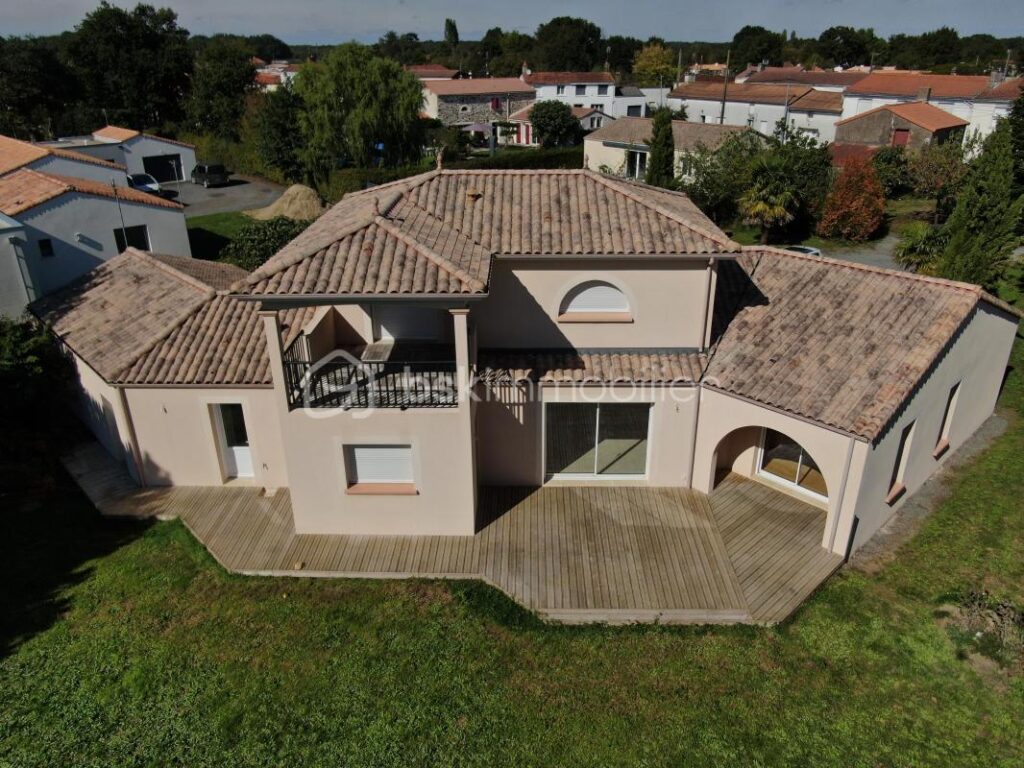 Belle demeure de 150 m2 avec 3000m2 de terrain arboré – 5 pièces – 3 chambres – 147 m²