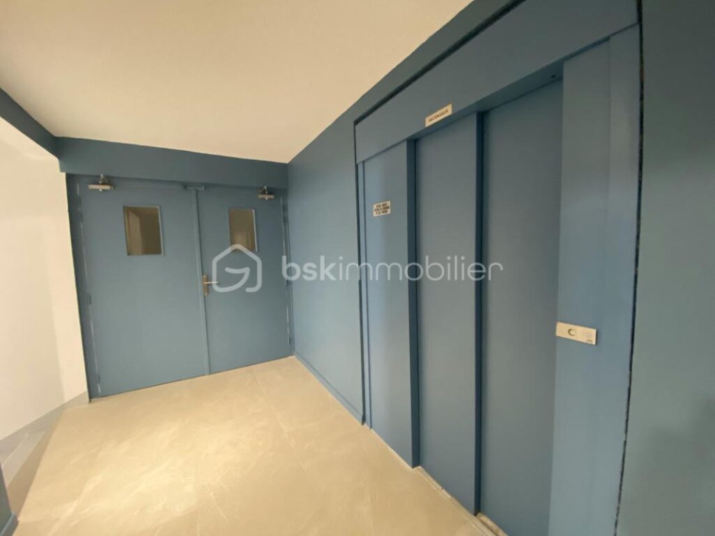 Appartement 2 pièces à restaurer entièrement de 62 m² avec balcons – Résidence avec ascenseur et parkings avec portail électrique sécurisé – Idéal résidence principale, résidence secondaire ou investisssement locatif – 2 pièces – NR chambres – 61 m²