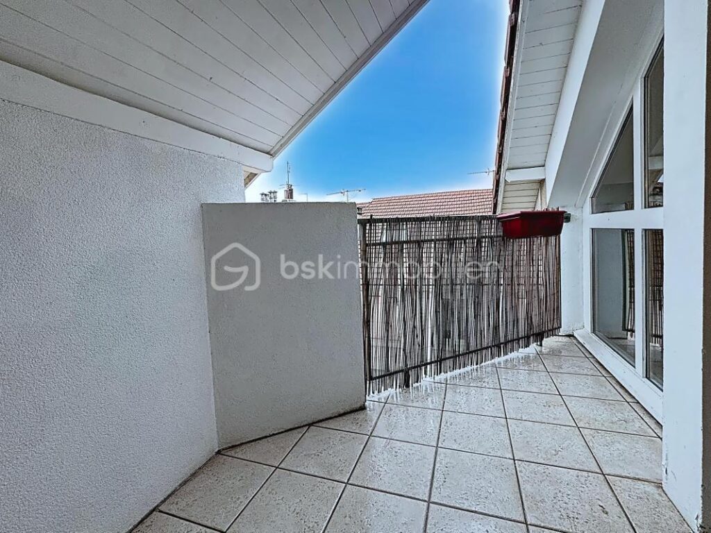 T2 atypique avec terrasse et vue – Centre-ville de Voiron – 2 pièces – 1 chambre – 57 m²