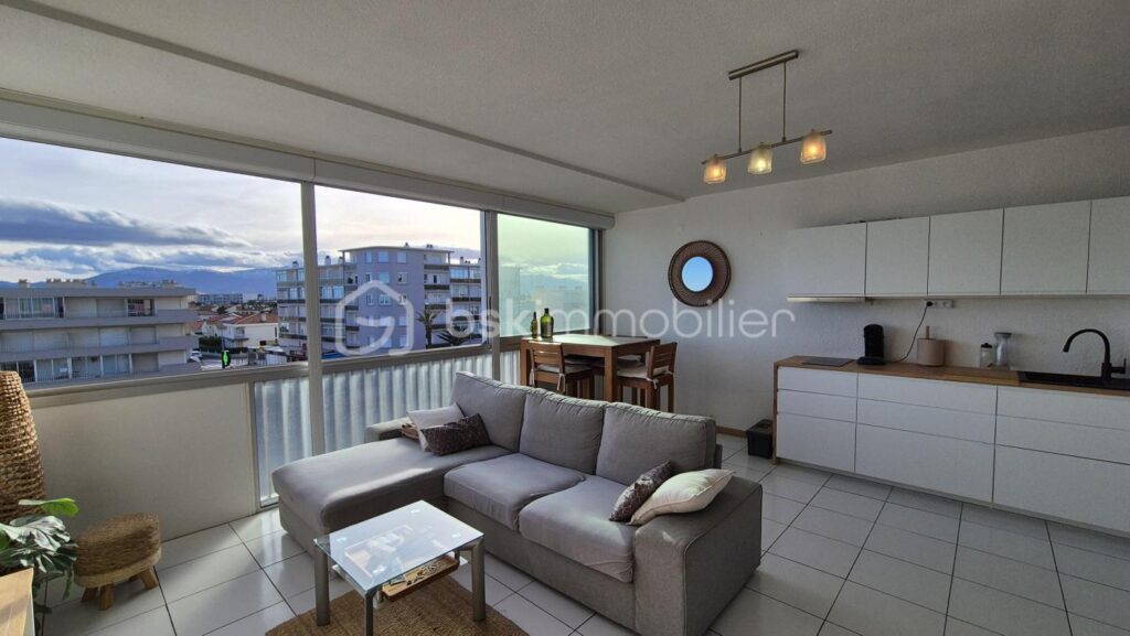 A VENDRE APPARTEMENT T2 CABINE RENOVE DE 50M² A SAINT CYPRIEN – COTE PLAGE – FRONT DE MER – VUE SUR LA MEDITERRANNEE ET LES ALBERES – PARKING PRIVE – ASCENSEUR – EMPLACEMENT PREMIUM – 3 pièces – 2 chambres – 50 m²