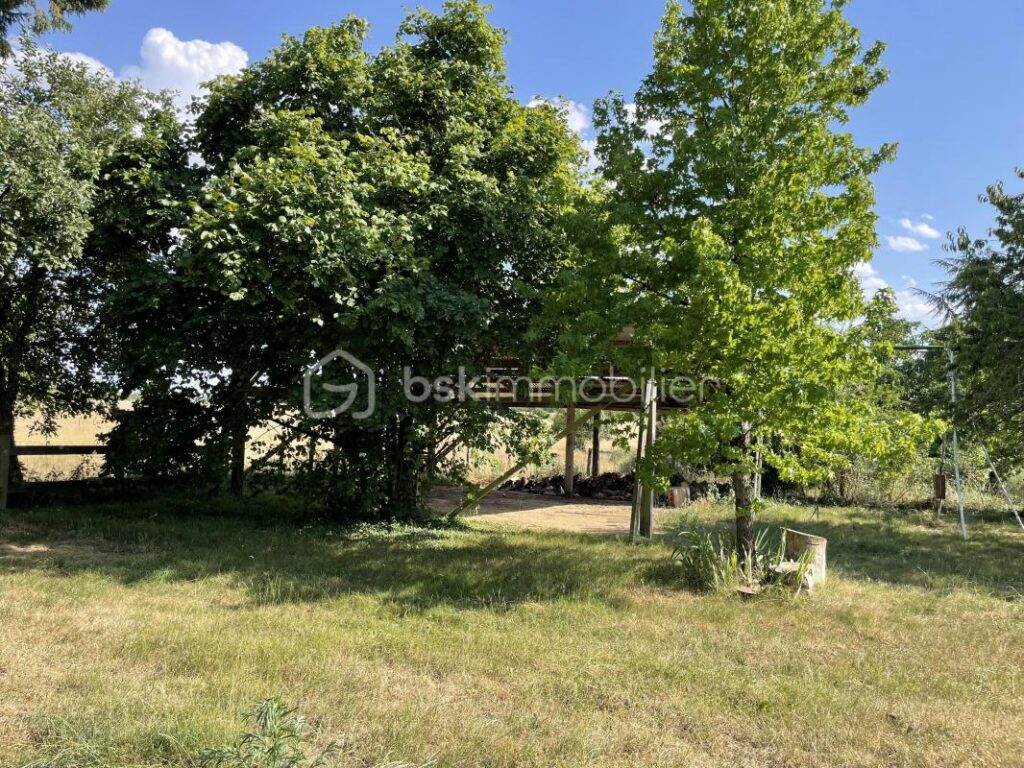 Maison de campagne sur 9800 m2de terrain – 4 pièces – 2 chambres – 106 m²