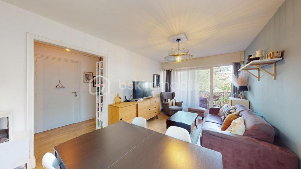 Spacieux 3 pièces traversant et en très bon état ! Avec 2 balcons et une cave, à 2 pas du Centre de Châtillon !! – 3 pièces – 2 chambres – 72 m²