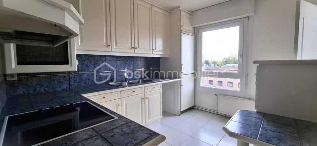 Lille. Appartement T4, en duplex dernier étage. Garage/box. Cave – 5 pièces – 3 chambres – 102 m²