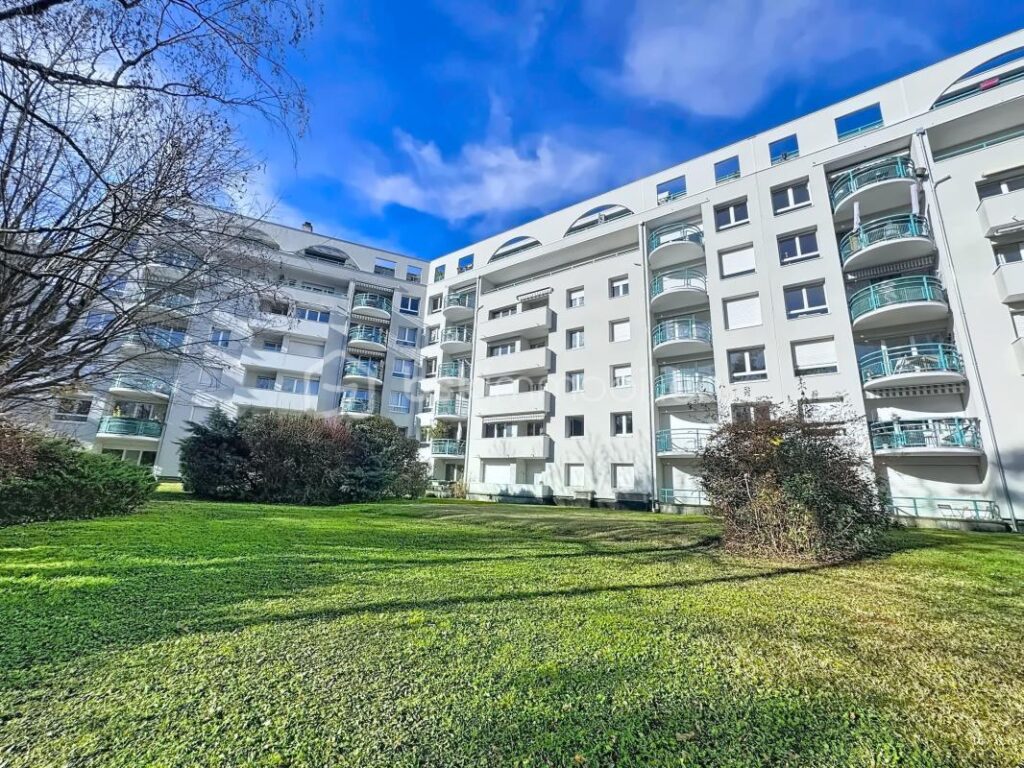 ✨ T4 traversant avec terrasse, vue dégagée et parc – Résidence fermée avec ascenseur ✨ – 4 pièces – 3 chambres – 84 m²