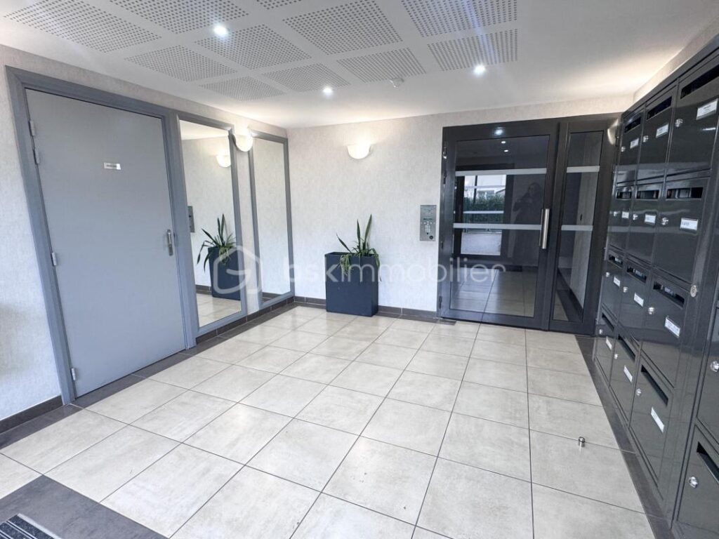 APPARTEMENT COUP DE COEUR- PROCHE FORET -2 PLACES DE PARKINGS – 3 pièces – 2 chambres – 59 m²