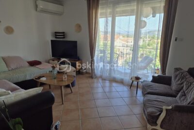 VILLA DE TYPE 6 AVEC PISCINE ET GARAGE – 6 pièces – 3 chambres – 101 m²