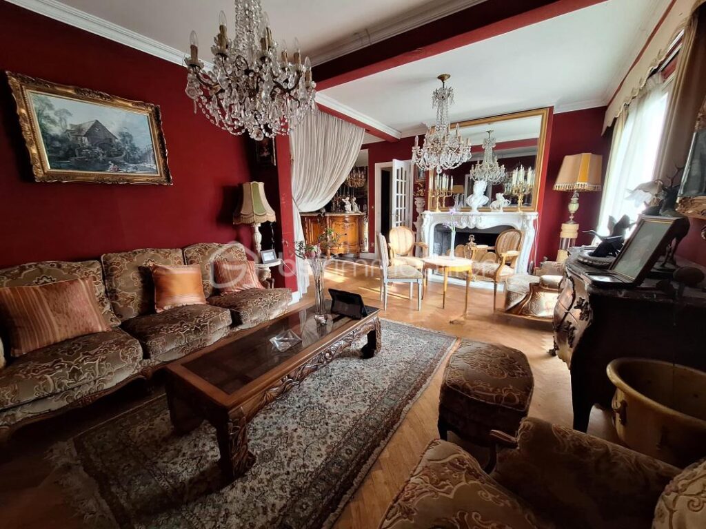 Rare sur le secteur – 8 pièces – NR chambres – 268 m²