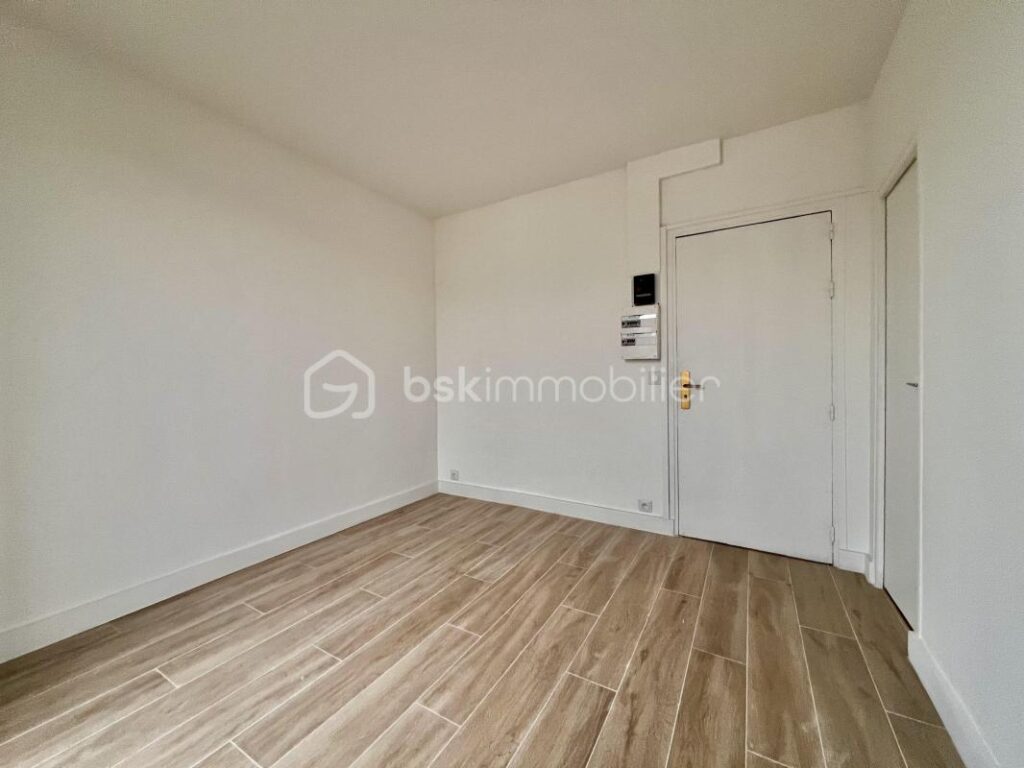 Studio de 16,28 m2 au 5ème et dernier étage, lumineux, BOULEVARD NEY – Paris XVIIIème – 1 pièce – NR chambres – 16 m²