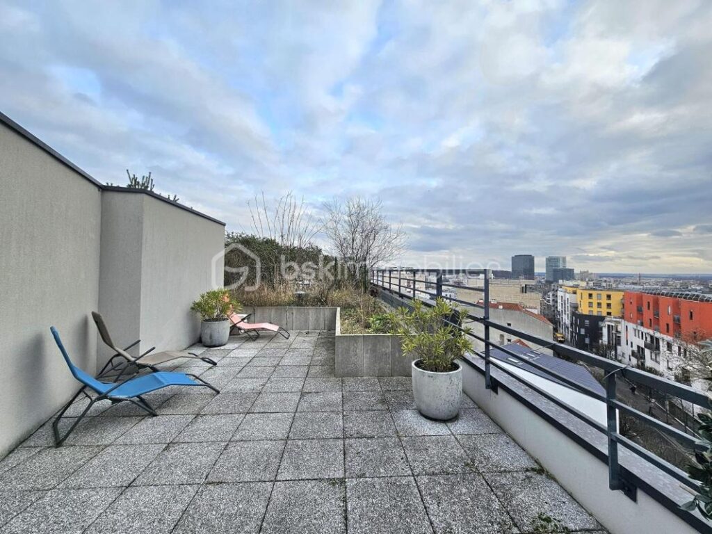 Métro Mairie DUPLEX dernier étage avec Terrasse ROOFTOP de 78m² SUD parking cave DPE C – 3 pièces – 2 chambres – 71 m²