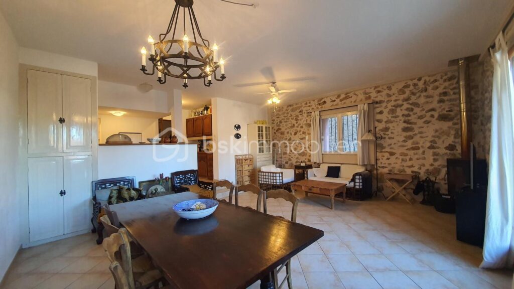 MAISON DE VILLAGE – 3 CHAMBRES – TERRASSE – GARAGE – 4 pièces – 3 chambres – 104 m²