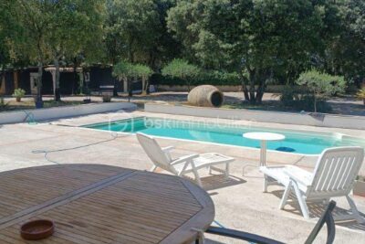 Maison de 317 m2 composée de 3 habitations distinctes – 8 pièces – 7 chambres – 317 m²