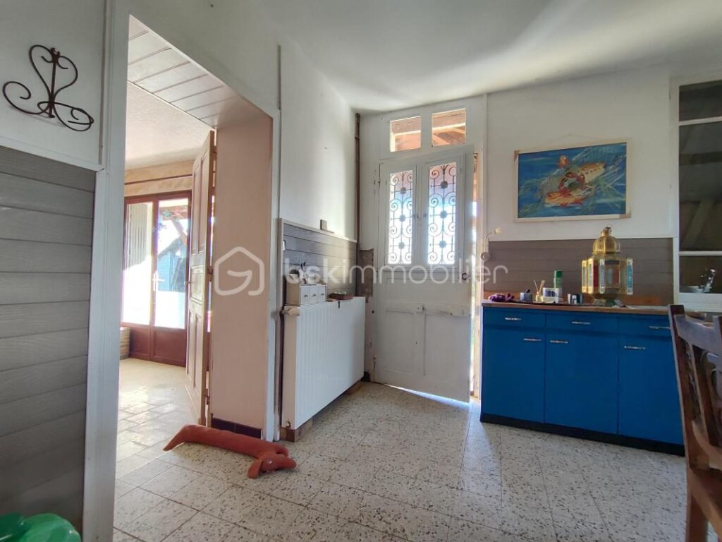 Corps de ferme avec grand terrain, et des dépendances – 6 pièces – 4 chambres – 155 m²