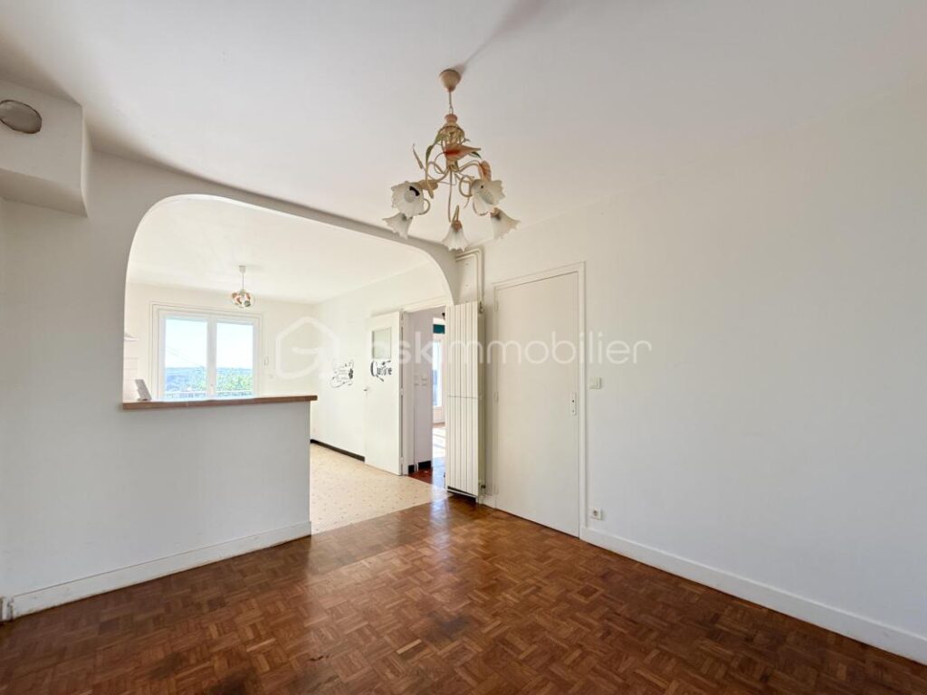 Maison 7 pièces de 141m2 à PARON (89100) – 7 pièces – 5 chambres – 141 m²