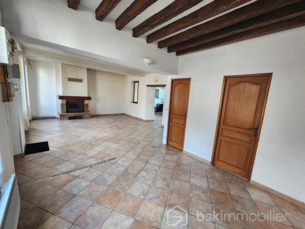 Maison ancienne pleine de charme avec 5 chambres et dépendances – 6 pièces – 5 chambres – 150 m²