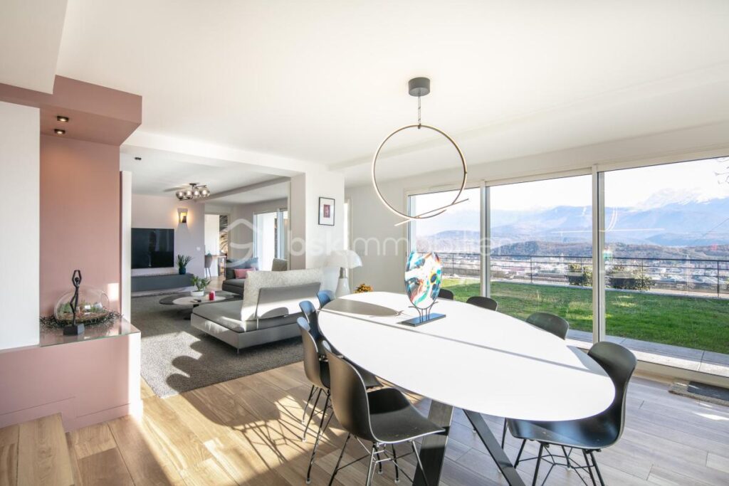 Maison de 200m2 avec piscine – 6 pièces – 4 chambres – 200 m²