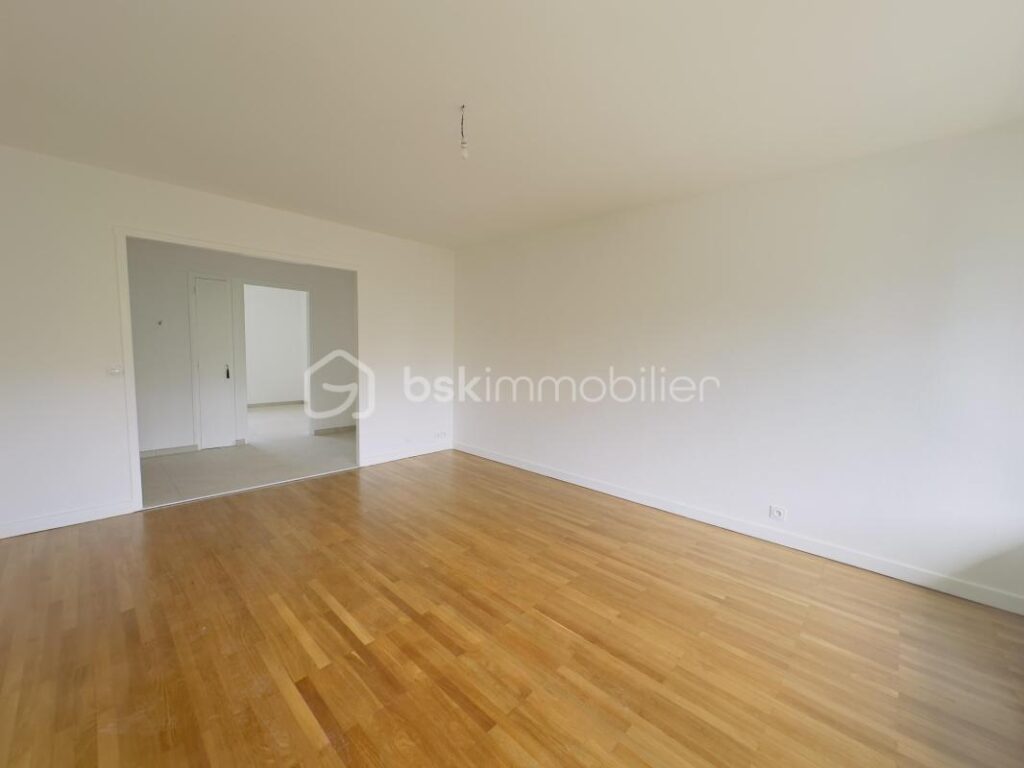 Annecy – T3 rénové de 81 m² avec balcon plein sud et cave – 3 pièces – 2 chambres – 80 m²