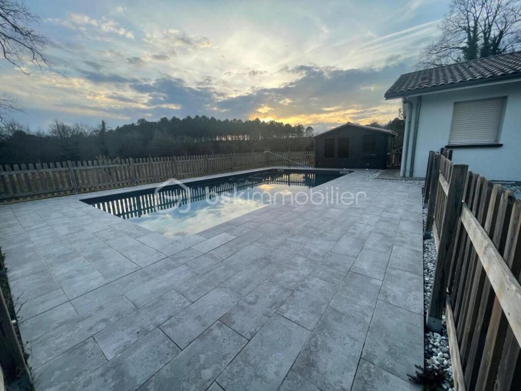 ***Maison familiale refaite à neuf avec deux espaces de vie distincts, piscine et grand terrain – 7 pièces – 5 chambres – 200 m²