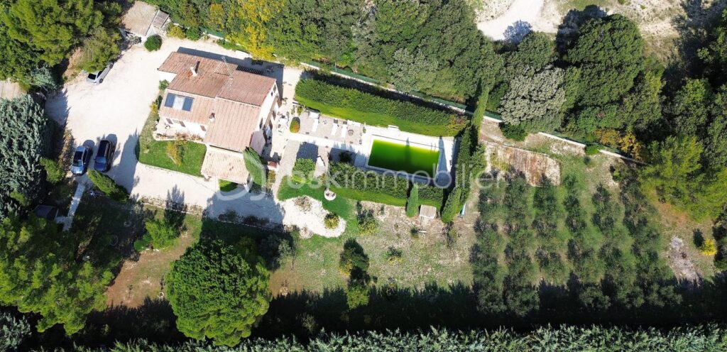 A vendre magnifique villa , avec un grand jardin et une piscine au pied du Luberon , sur Mérindol – 6 pièces – 5 chambres – 155 m²