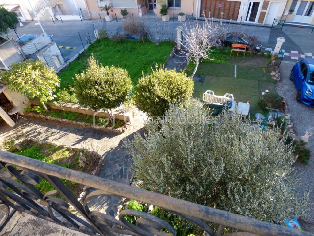Un havre de paix en plein centre de Sainte-Maxime : maison de caractère et grand jardin arboré – 5 pièces – 3 chambres – 152 m²