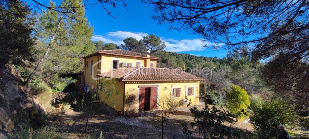 Villa traditionnelle 250 m² T2 terrain 7300 m² Piscine – 8 pièces – 5 chambres – 250 m²