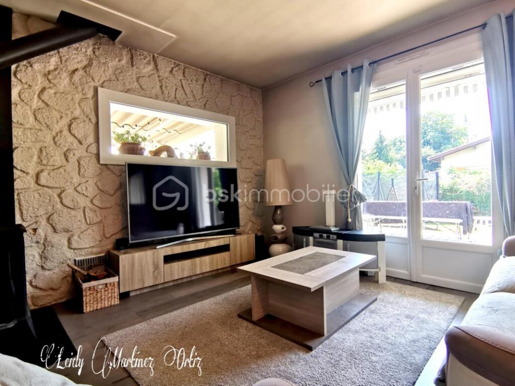 Belle maison, rénovée, 114m², 4 chambres, terrasse couverte, piscine et garage, terrain de 1000m² environ – 6 pièces – 4 chambres – 114 m²