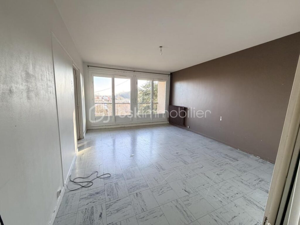 SOUS-OFFRE : Appartement T4 à rénover – 4 pièces – 3 chambres – 77 m²