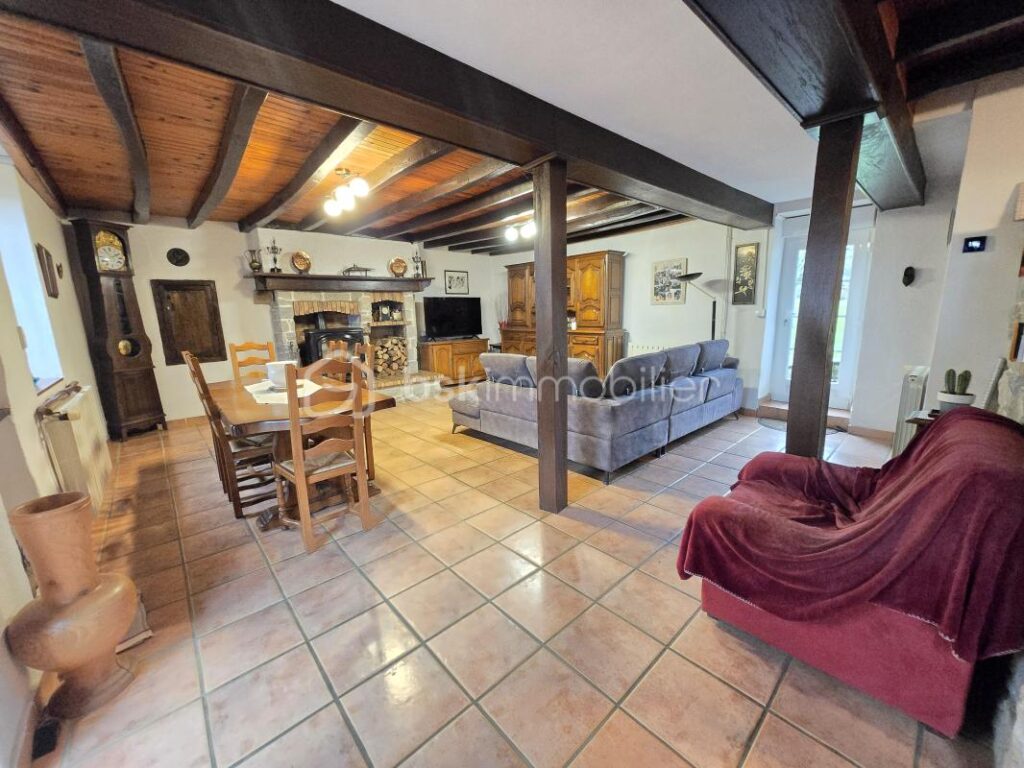 Magnifique longère de 131m² et ses dépendances à Saint Benin d’Azy – 4 pièces – 3 chambres – 138 m²