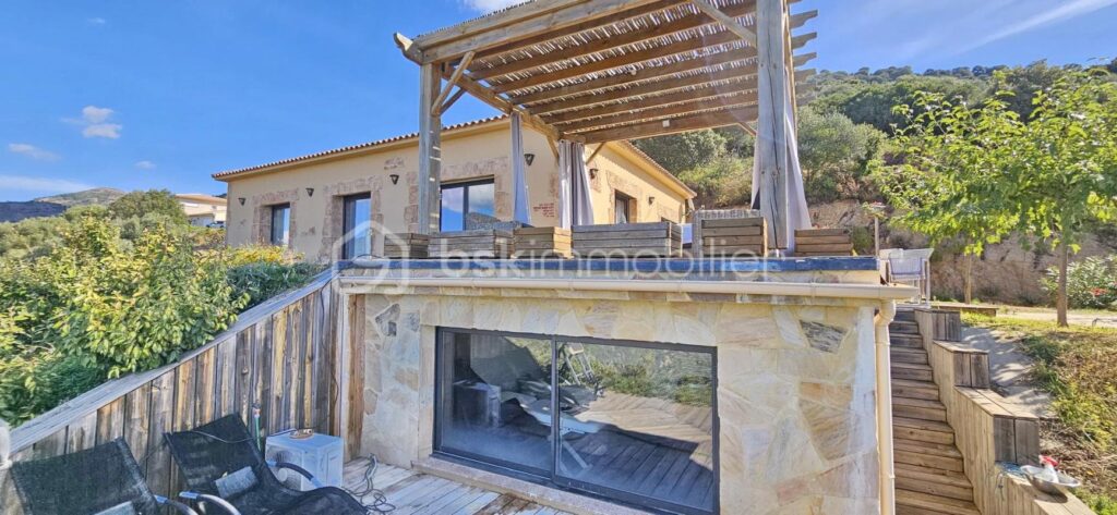 Bskimmobilier vous propose à la vente dans le joli village de FOZZANO la patrie de Colomba, une belle villa récente de plain-pied avec une très jolie vue qui caractérise ce bien… ! – 4 pièces – 3 chambres – 150 m²