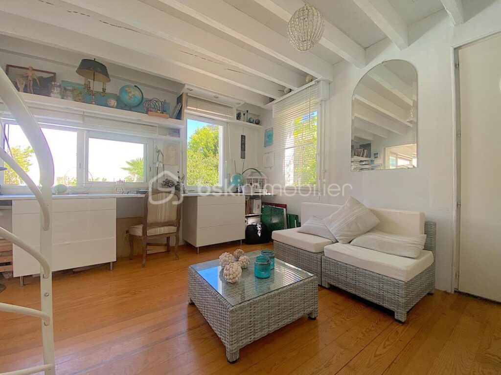 Maison avec 5 chambres + un studio indépendant + une piscine !!! De l’espace, du calme et du charme !!!! – 8 pièces – 5 chambres – 215 m²