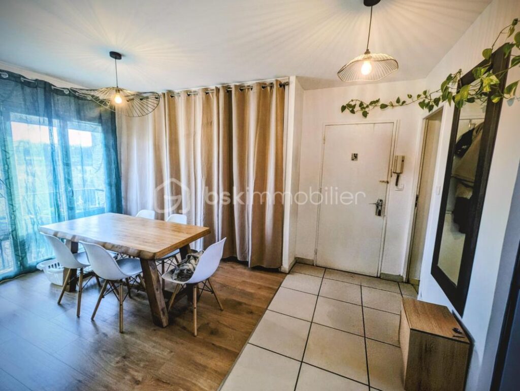 ✨ Bien rare à Valence ! Appartement T4 au 6ᵉ étage avec ascenseur, vue exceptionnelle sur le château de Crussol, quartier très prisé – 4 pièces – 2 chambres – 68 m²
