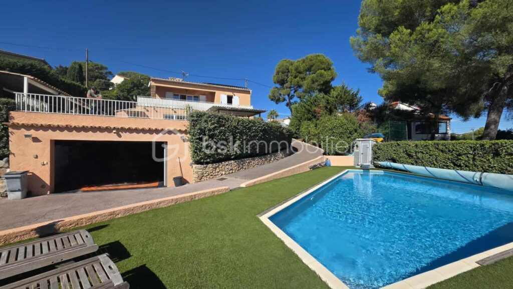 A LES ISSAMBRES (VAR) – PROPRIETE 7 PIECES 173 M² AVEC GRAND GARAGE ET PISCINE – VUE MER – 7 pièces – 4 chambres – 173 m²