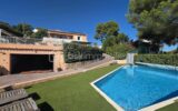 A LES ISSAMBRES (VAR) – PROPRIETE 7 PIECES 173 M² AVEC GRAND GARAGE ET PISCINE – VUE MER – 7 pièces – 4 chambres – 173 m²