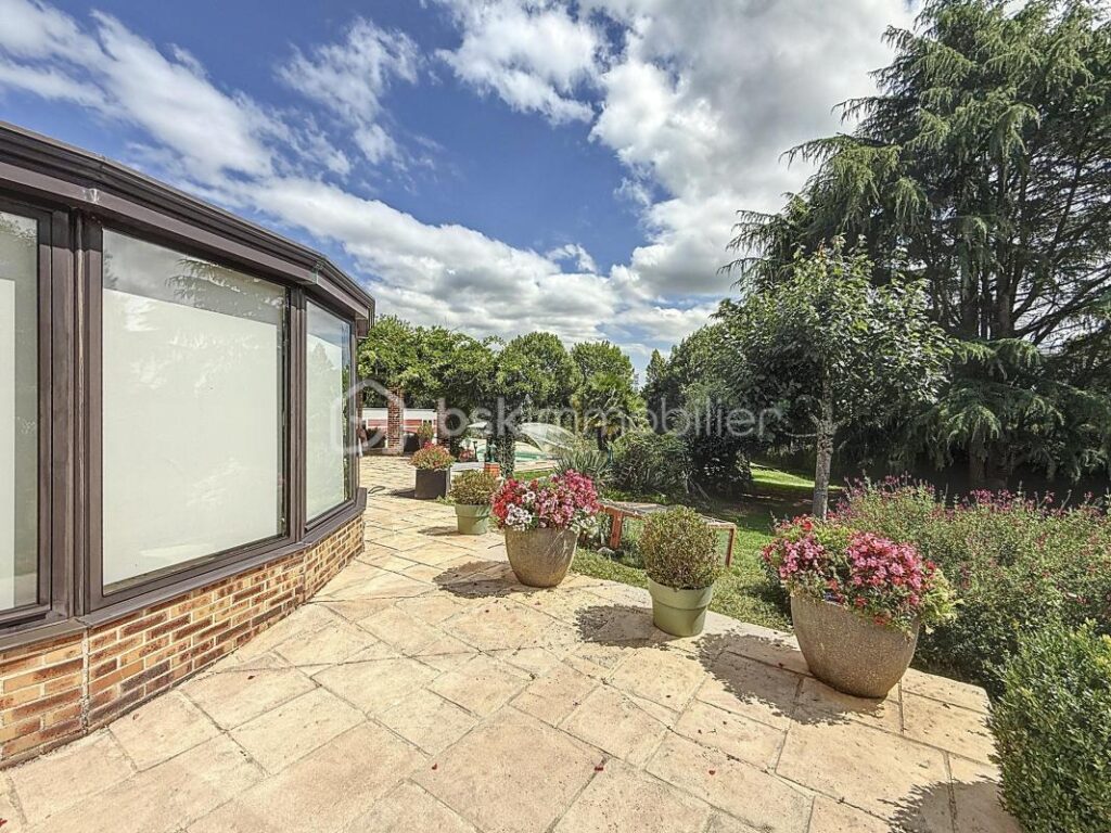 Propriété d’exception à vendre – Rougé (44) À 5 minutes de Châteaubriant – 230 m² habitables – Parc clos de plus de 4 800 m² – Piscine – Dépendances – 10 pièces – 4 chambres – 230 m²